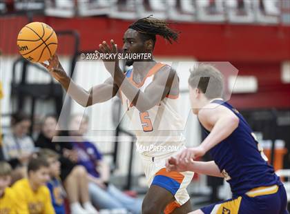 Thumbnail 3 in Civic Memorial vs. East St. Louis(IHSA Class 3A Regionals) photogallery.