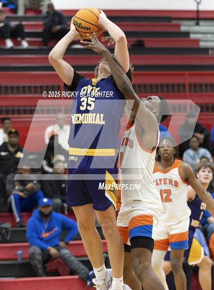 Thumbnail 2 in Civic Memorial vs. East St. Louis(IHSA Class 3A Regionals) photogallery.