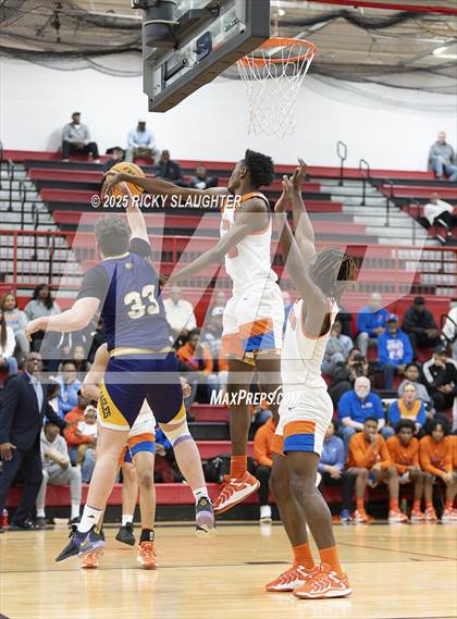 Thumbnail 1 in Civic Memorial vs. East St. Louis(IHSA Class 3A Regionals) photogallery.