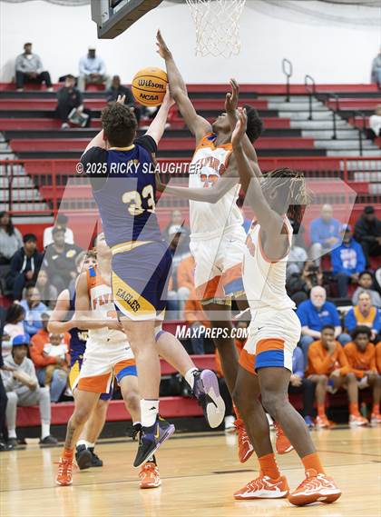Thumbnail 3 in Civic Memorial vs. East St. Louis(IHSA Class 3A Regionals) photogallery.