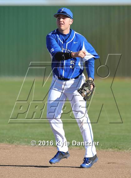 Thumbnail 2 in Van Alstyne vs Bells (Pottsboro Varsity Tournament) photogallery.
