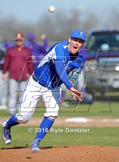 Thumbnail 2 in Van Alstyne vs Bells (Pottsboro Varsity Tournament) photogallery.
