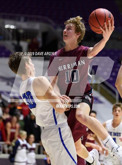 Thumbnail 3 in Herriman vs. Pleasant Grove (UHSAA 6A Quarterfinal) photogallery.
