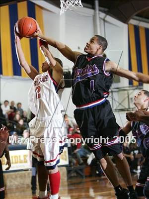 Thumbnail 1 in San Leandro vs. Modesto Christian (Gridley Invitational) photogallery.