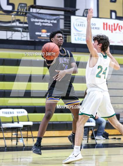 Thumbnail 3 in Rock Bridge vs Ruskin (Summit Grill Shootout) photogallery.