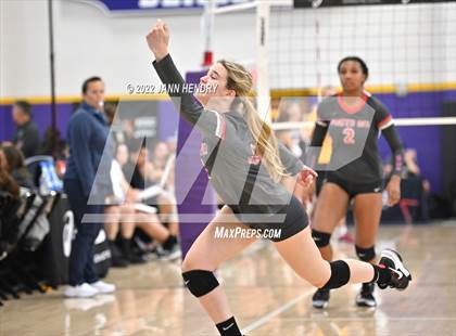 Thumbnail 2 in Mountain View vs. Mater Dei (Durango Fall Classic) photogallery.
