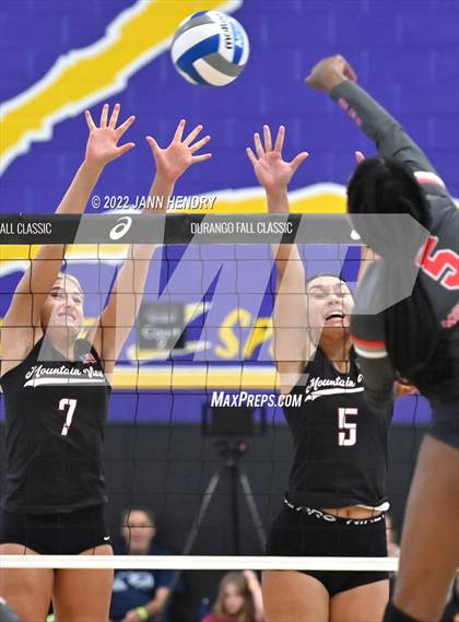 Thumbnail 1 in Mountain View vs. Mater Dei (Durango Fall Classic) photogallery.