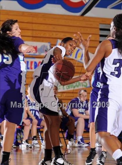 Thumbnail 2 in Spanish Springs vs. Franklin (Bulldog Winter Classic) photogallery.