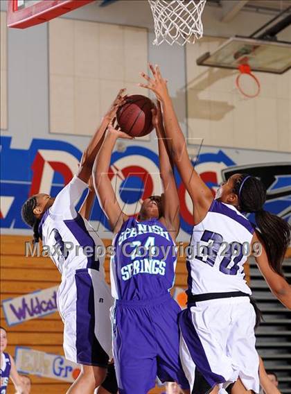 Thumbnail 2 in Spanish Springs vs. Franklin (Bulldog Winter Classic) photogallery.