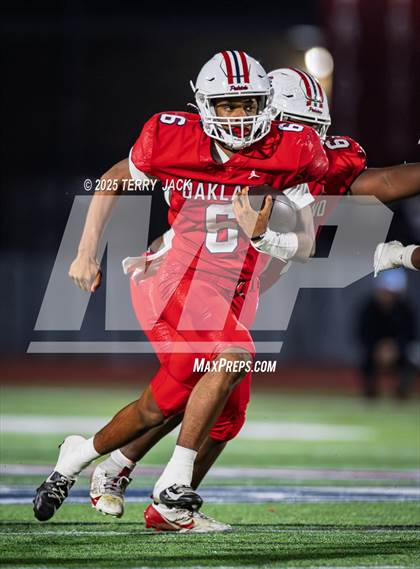 Thumbnail 3 in Green Hill vs. Oakland (TSSAA DIV 1 Class 6A Round 3) photogallery.