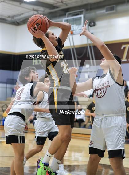 Thumbnail 3 in Crespi vs Alemany photogallery.