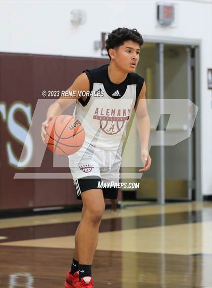 Thumbnail 1 in Crespi vs Alemany photogallery.
