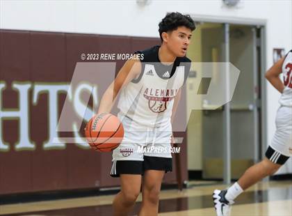 Thumbnail 3 in Crespi vs Alemany photogallery.