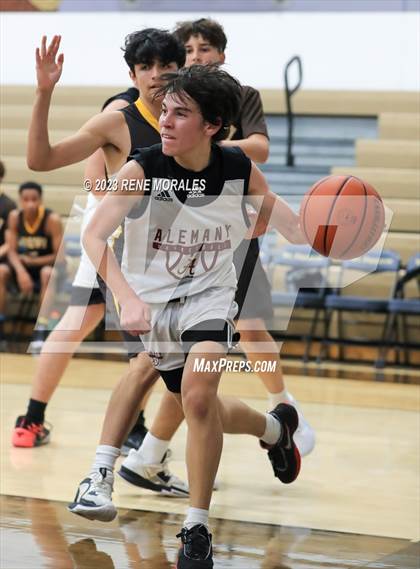 Thumbnail 3 in Crespi vs Alemany photogallery.