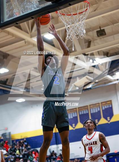 Thumbnail 3 in Lutheran East vs. Shaker Heights photogallery.