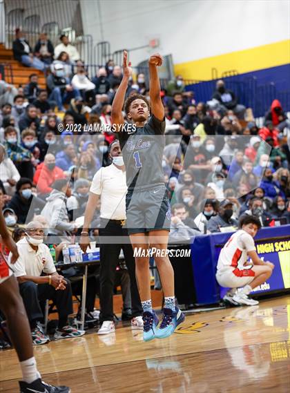 Thumbnail 3 in Lutheran East vs. Shaker Heights photogallery.