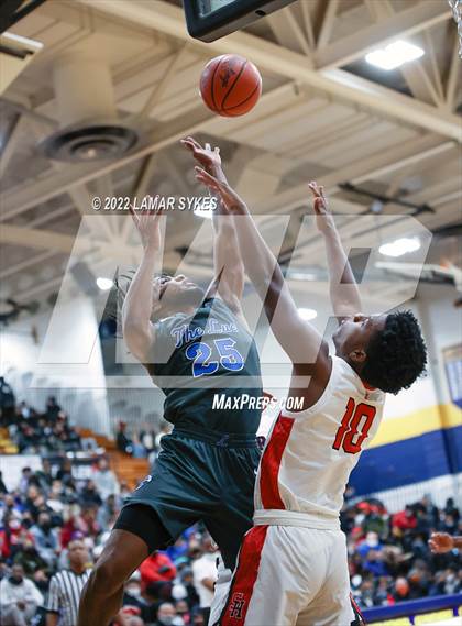 Thumbnail 3 in Lutheran East vs. Shaker Heights photogallery.