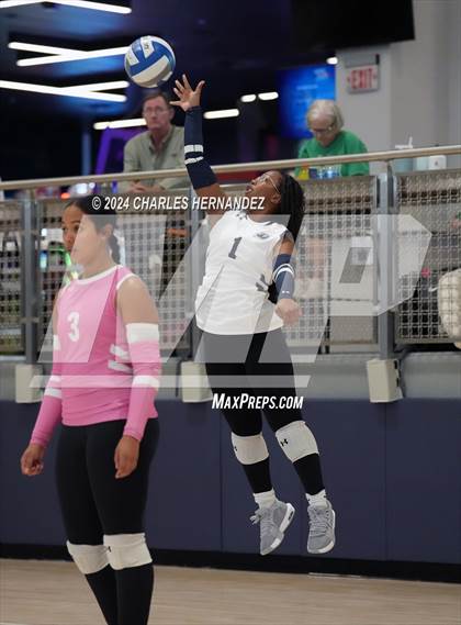 Thumbnail 1 in Caldwell vs. Shoemaker (Legends Invitational) photogallery.