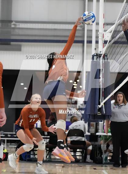Thumbnail 2 in Caldwell vs. Shoemaker (Legends Invitational) photogallery.