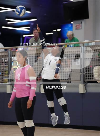Thumbnail 2 in Caldwell vs. Shoemaker (Legends Invitational) photogallery.