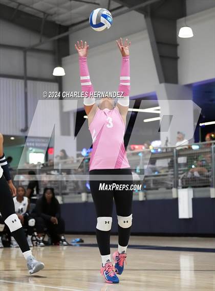 Thumbnail 3 in Caldwell vs. Shoemaker (Legends Invitational) photogallery.