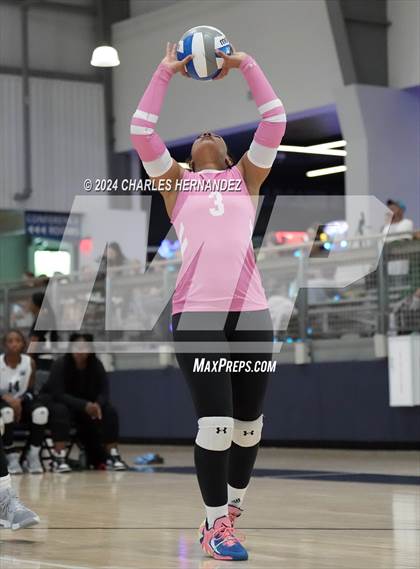Thumbnail 1 in Caldwell vs. Shoemaker (Legends Invitational) photogallery.