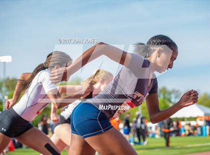 Thumbnail 2 in 50th Annual Loucks Games (Women's 800 Meter Run) photogallery.