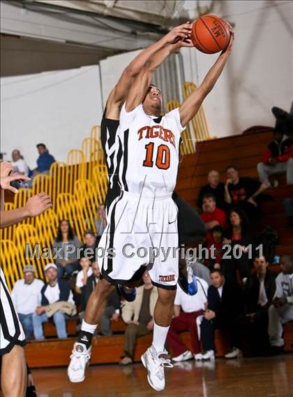 Thumbnail 2 in Tuckahoe vs Saunders (Section One Super Saturday) photogallery.