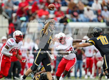 Thumbnail 1 in Carthage vs. Crandall (UIL 4A Division I Region III Regional Playoff) photogallery.