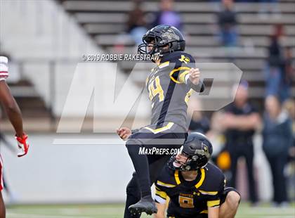 Thumbnail 2 in Carthage vs. Crandall (UIL 4A Division I Region III Regional Playoff) photogallery.