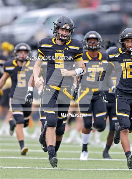 Thumbnail 2 in Carthage vs. Crandall (UIL 4A Division I Region III Regional Playoff) photogallery.
