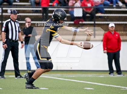 Thumbnail 2 in Carthage vs. Crandall (UIL 4A Division I Region III Regional Playoff) photogallery.