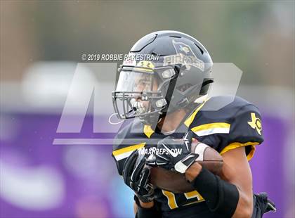 Thumbnail 3 in Carthage vs. Crandall (UIL 4A Division I Region III Regional Playoff) photogallery.
