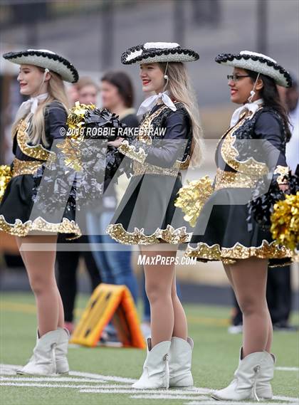 Thumbnail 2 in Carthage vs. Crandall (UIL 4A Division I Region III Regional Playoff) photogallery.