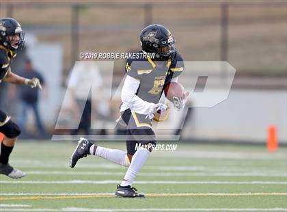 Thumbnail 3 in Carthage vs. Crandall (UIL 4A Division I Region III Regional Playoff) photogallery.