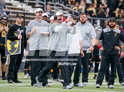 Thumbnail 1 in Carthage vs. Crandall (UIL 4A Division I Region III Regional Playoff) photogallery.