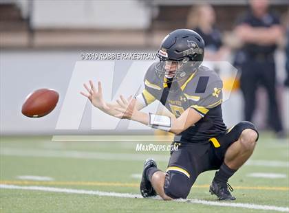 Thumbnail 1 in Carthage vs. Crandall (UIL 4A Division I Region III Regional Playoff) photogallery.