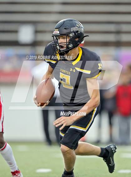 Thumbnail 1 in Carthage vs. Crandall (UIL 4A Division I Region III Regional Playoff) photogallery.