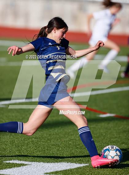 Thumbnail 2 in Lakewood vs Legacy (CHSAA 5A Playoff Rd 1) photogallery.