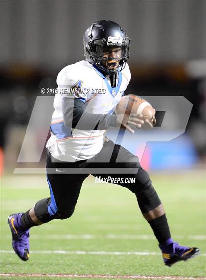 Thumbnail 2 in Destrehan vs. Landry-Walker (LHSAA 5A Semifinal) photogallery.