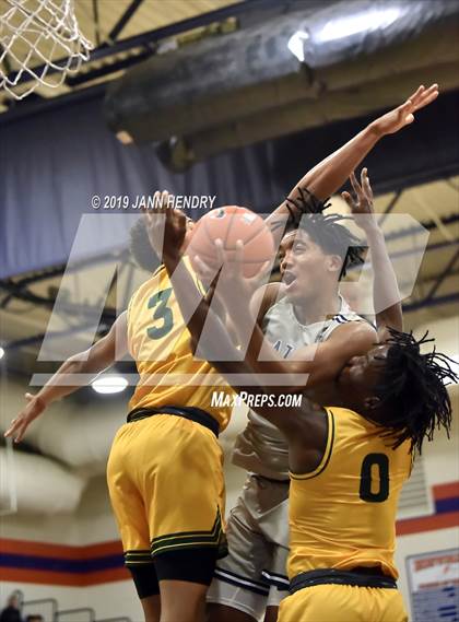 Thumbnail 3 in Sierra Canyon vs. Oak Ridge (Tarkanian Classic) photogallery.