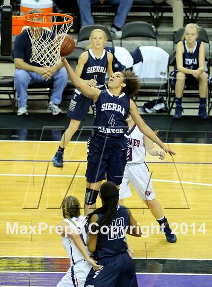 Thumbnail 3 in Justin-Siena vs Sierra Canyon (CIF State D4 Final) photogallery.