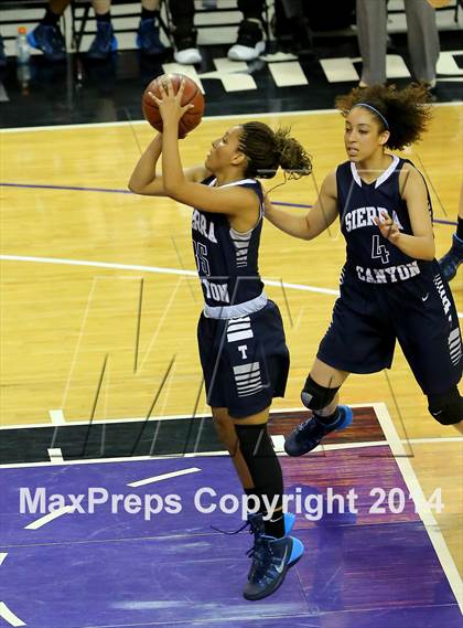 Thumbnail 3 in Justin-Siena vs Sierra Canyon (CIF State D4 Final) photogallery.