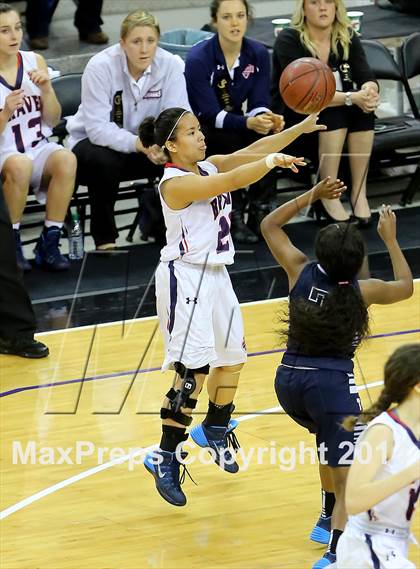 Thumbnail 3 in Justin-Siena vs Sierra Canyon (CIF State D4 Final) photogallery.