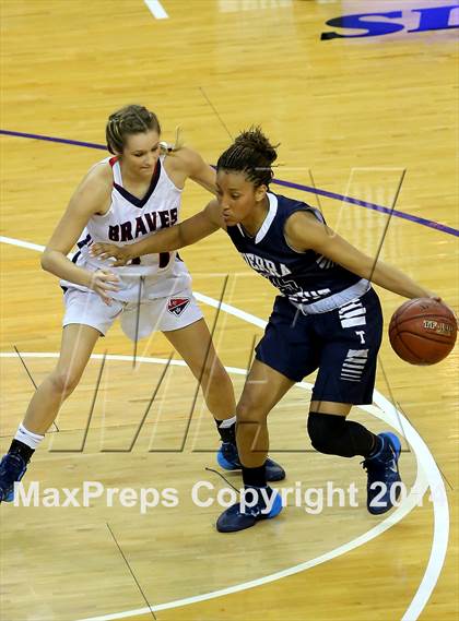 Thumbnail 3 in Justin-Siena vs Sierra Canyon (CIF State D4 Final) photogallery.