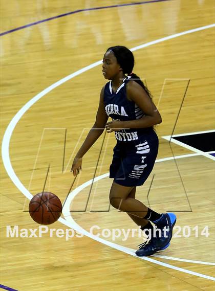 Thumbnail 3 in Justin-Siena vs Sierra Canyon (CIF State D4 Final) photogallery.
