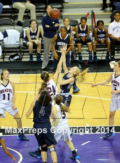 Thumbnail 2 in Justin-Siena vs Sierra Canyon (CIF State D4 Final) photogallery.