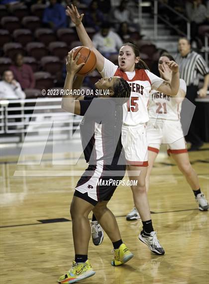 Thumbnail 3 in Katy vs Pearland (UIL 6A Region 3 & 4 Semifinal) photogallery.