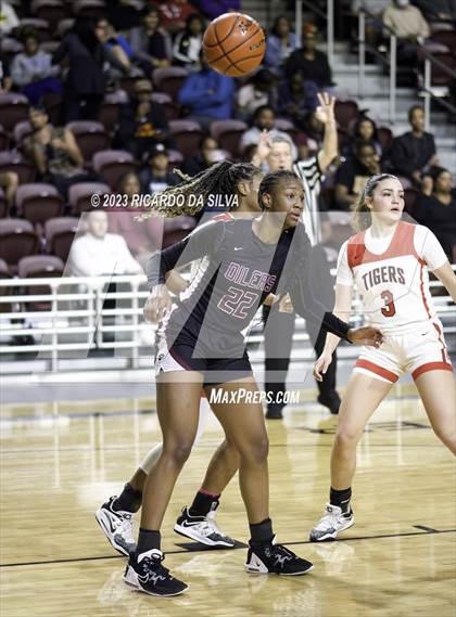 Thumbnail 3 in Katy vs Pearland (UIL 6A Region 3 & 4 Semifinal) photogallery.