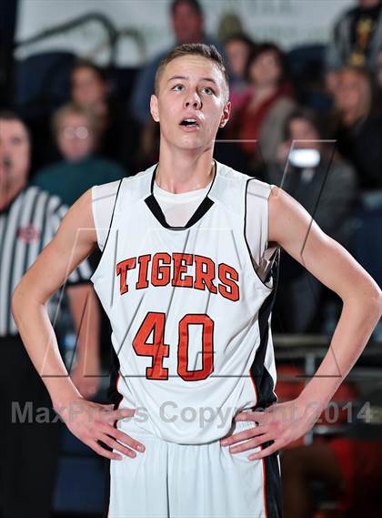 Thumbnail 1 in Pigeon Forge vs Hartselle (Seymour Christmas Classic) photogallery.